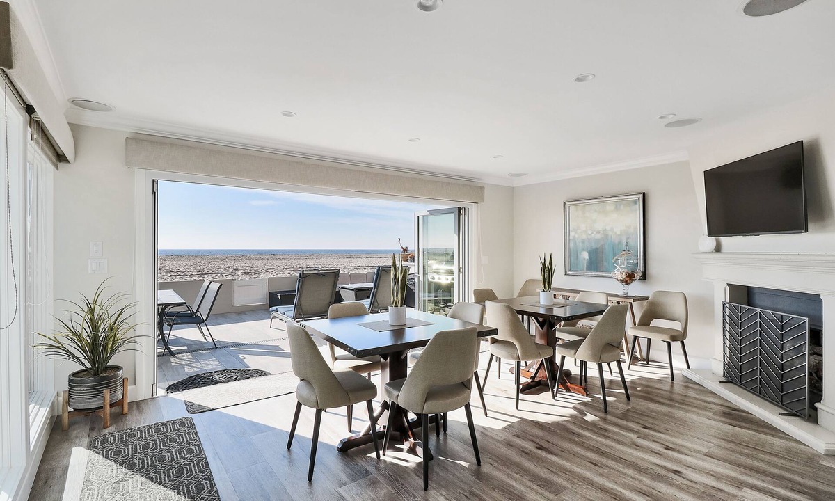 West Newport House | Located directly on the Sand. Two Master Suites, four bedrooms, four bathrooms.