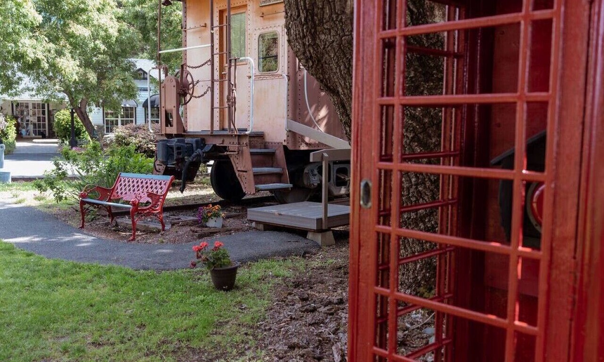 Nice Bed & Breakfast | London Calling Railroad Caboose Cabin