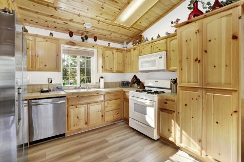 Whispering Forest House | Lookout Lodge Family Chalet at Big Bear w/Games