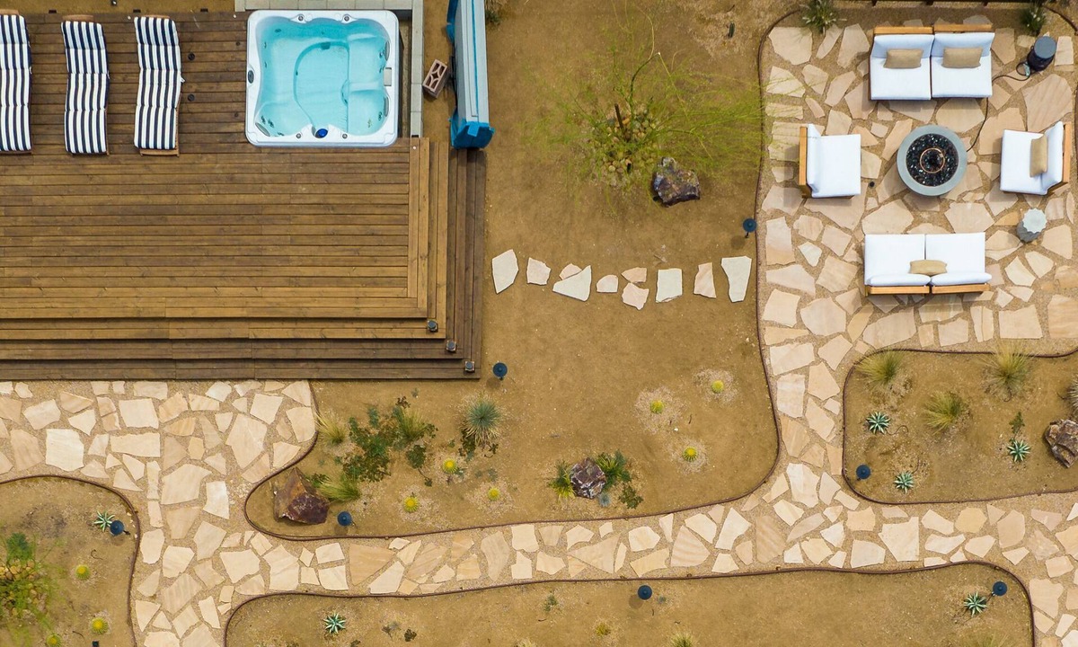 Yucca Valley House | Lucky Moon Retreat | JTree Oasis w/Hot Tub & Pool