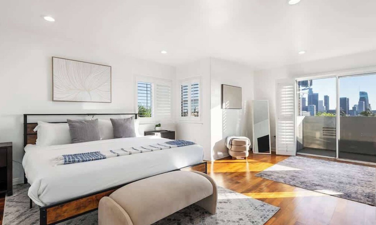 Downtown Los Angeles House | Lux 3BR Penthouse w/Ensuites Near Dodger Stadium