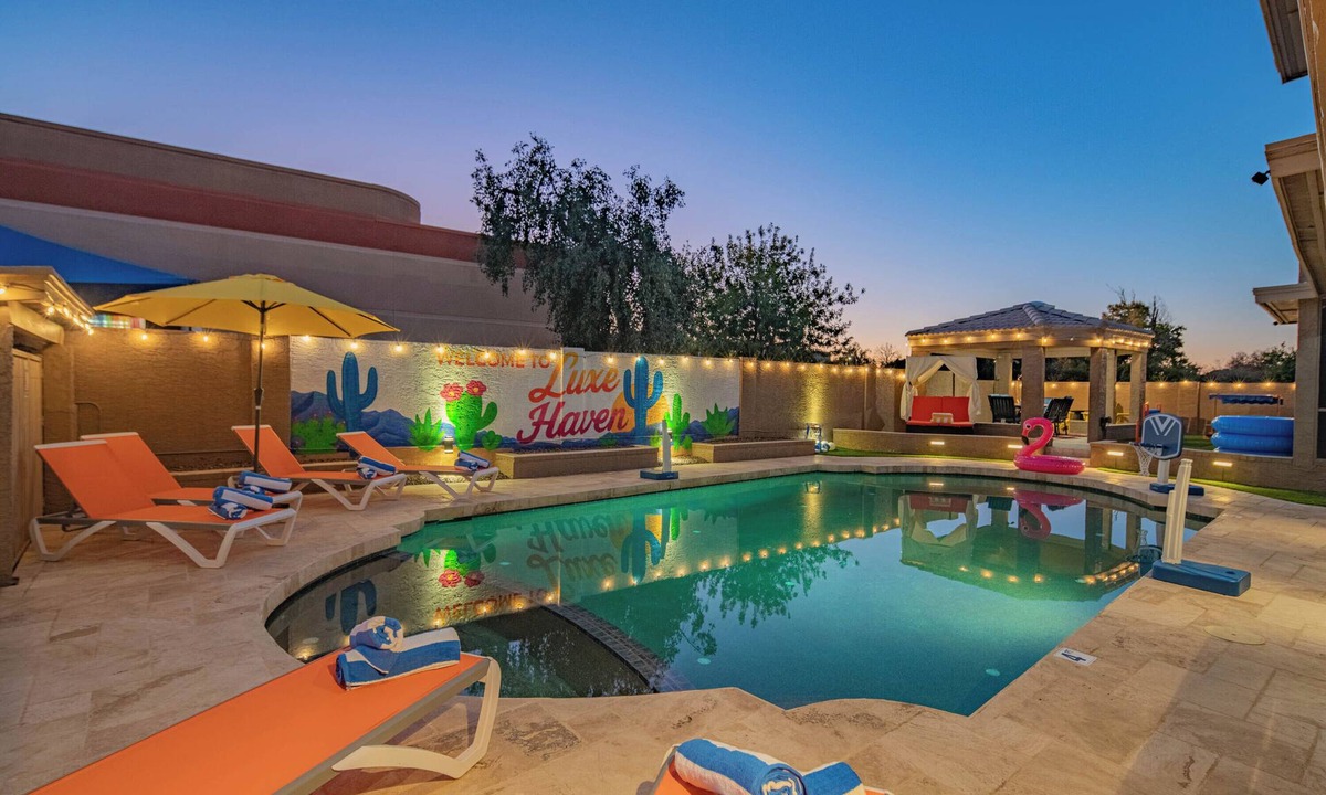 Glendale House | Luxe Haven! Heated Pool, Spa, Sauna, Golf, Theatre, Gym & Games!