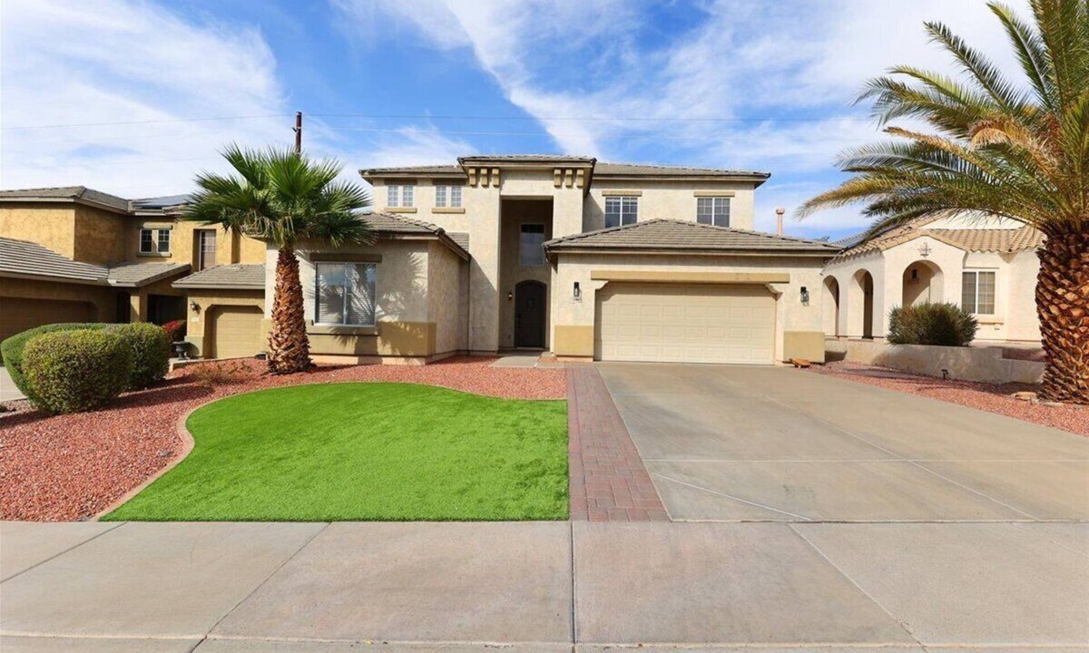 Camino a Lago House | Luxurious, spacious 5-bedroom retreat with resort style backyard, near stadiums