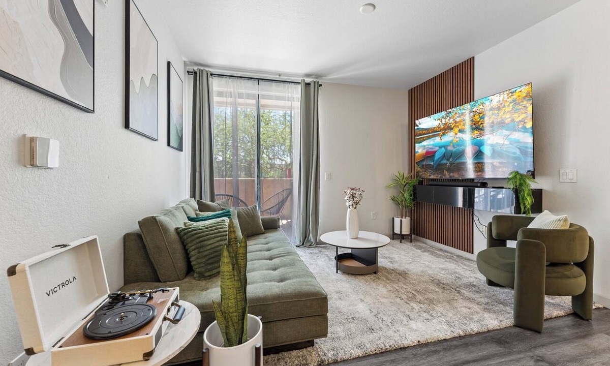 Camelback East Apartment | Luxury 2BR Near Downtown- Pool Gym King Beds 75" TV Free Parking