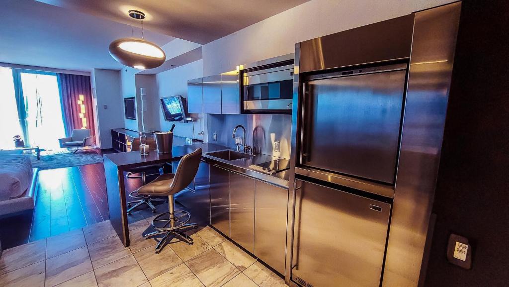 Las Vegas Apartment | Luxury 53rd Flr Condo with Amazing Sunset View & Balcony NO ReFee at Palms Place