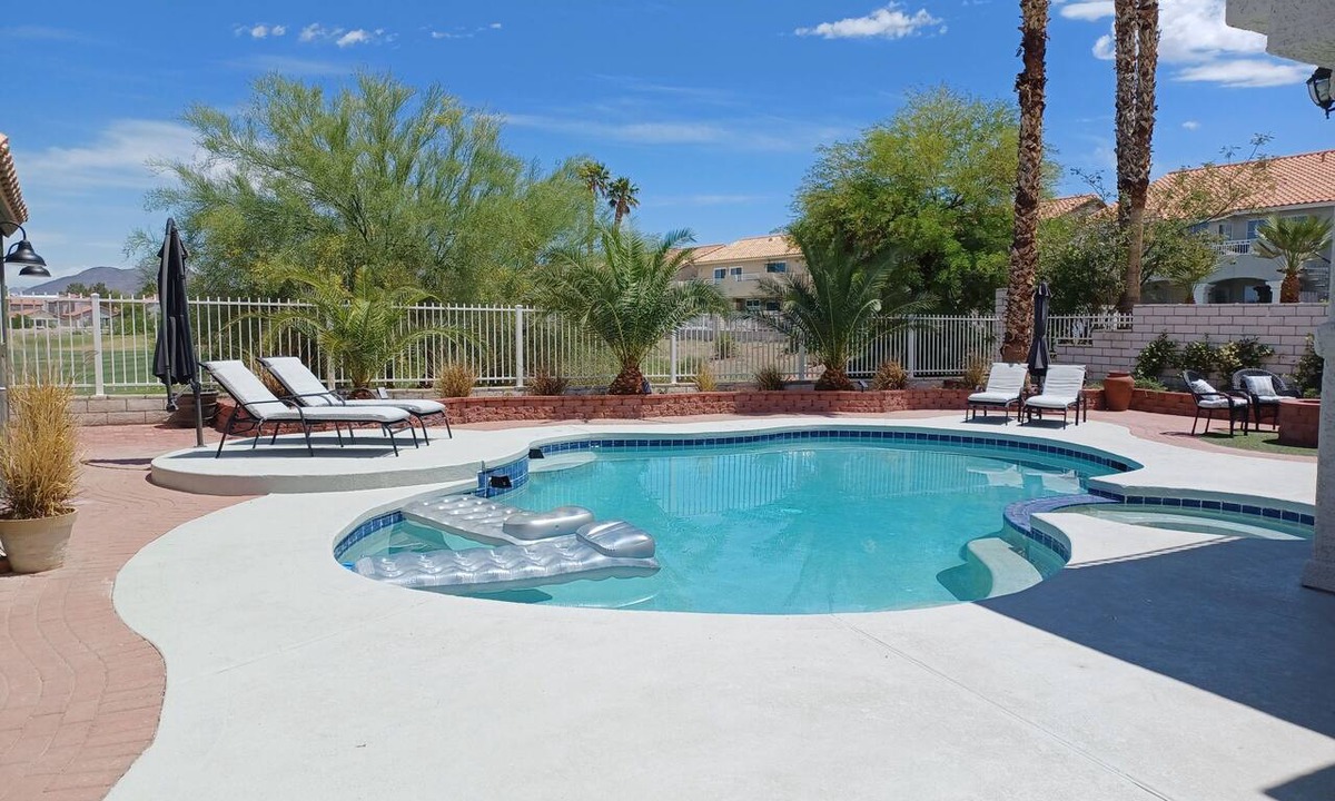 Green Valley House | Luxury Golf Front POOL/SPA/BBQ Fire Pit Pets OK!