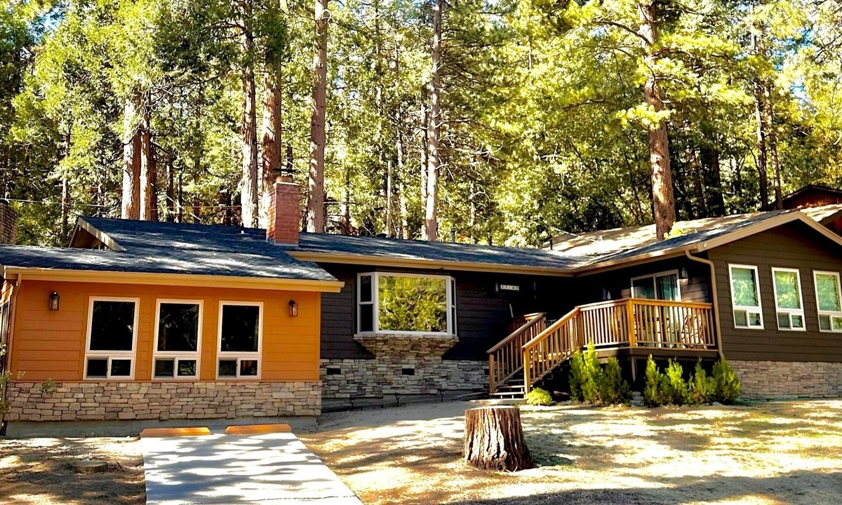 Pine Cove Cabin | Luxury Mountain Cabin - Dog Friendly! 30 day minimum stay.