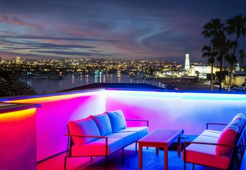West Newport House | Luxury Ocean-View Rooftop | Steps to Beach | A/C