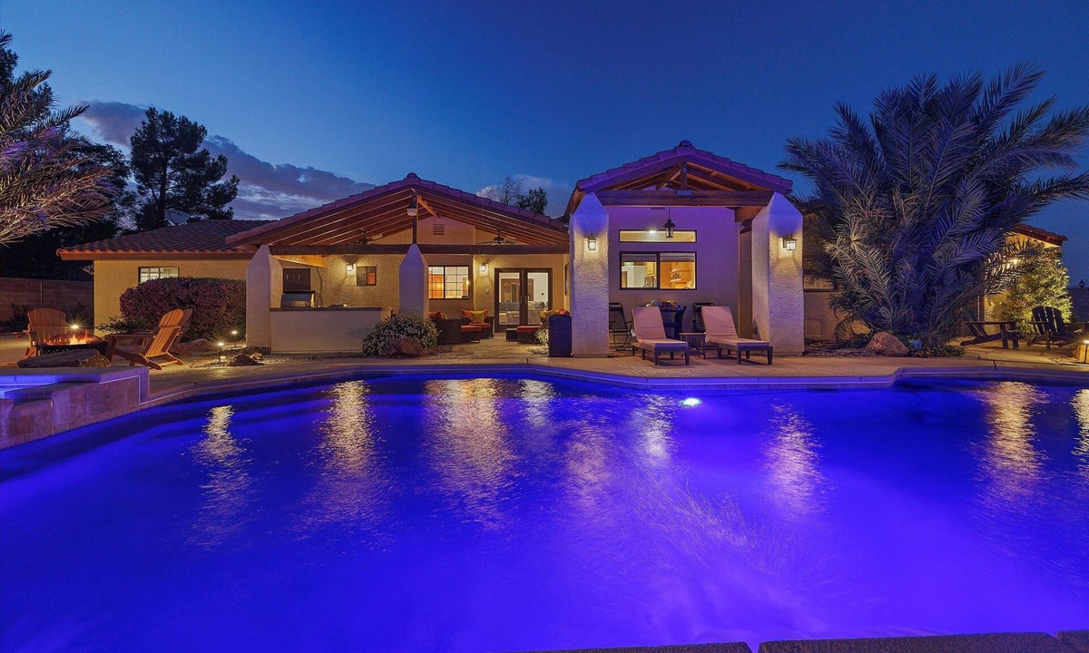 Enterprise House | Luxury one level villa on 1/2 acre 12 min from The Strip