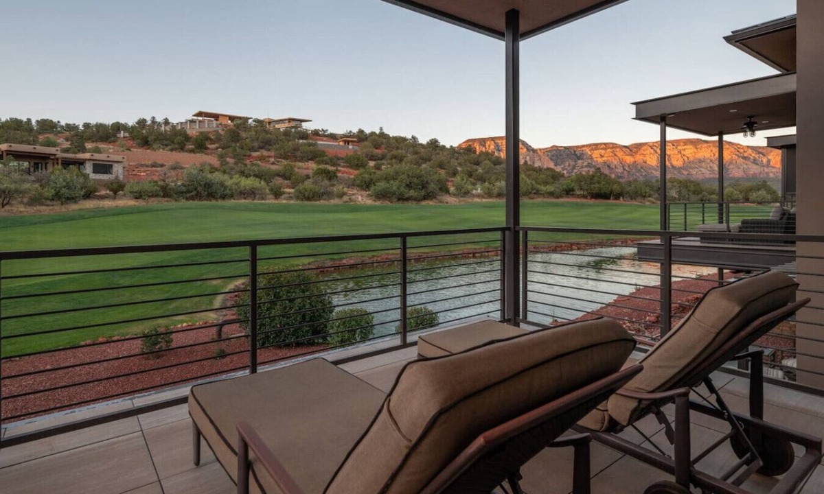 West Sedona Villa | Luxury Townhome - Exclusive guest access to a members-only golf club and resort amenities.