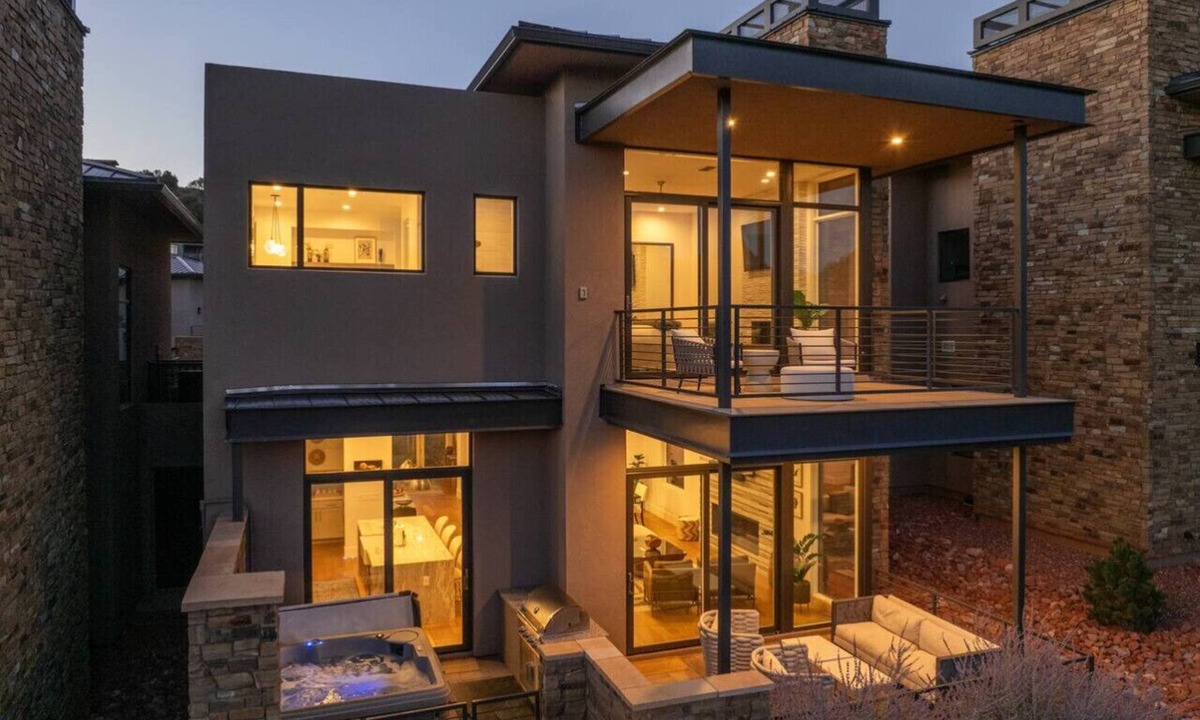 West Sedona Villa | Luxury Townhome - Exclusive guest access to a members-only golf club, pool, and resort amenities!