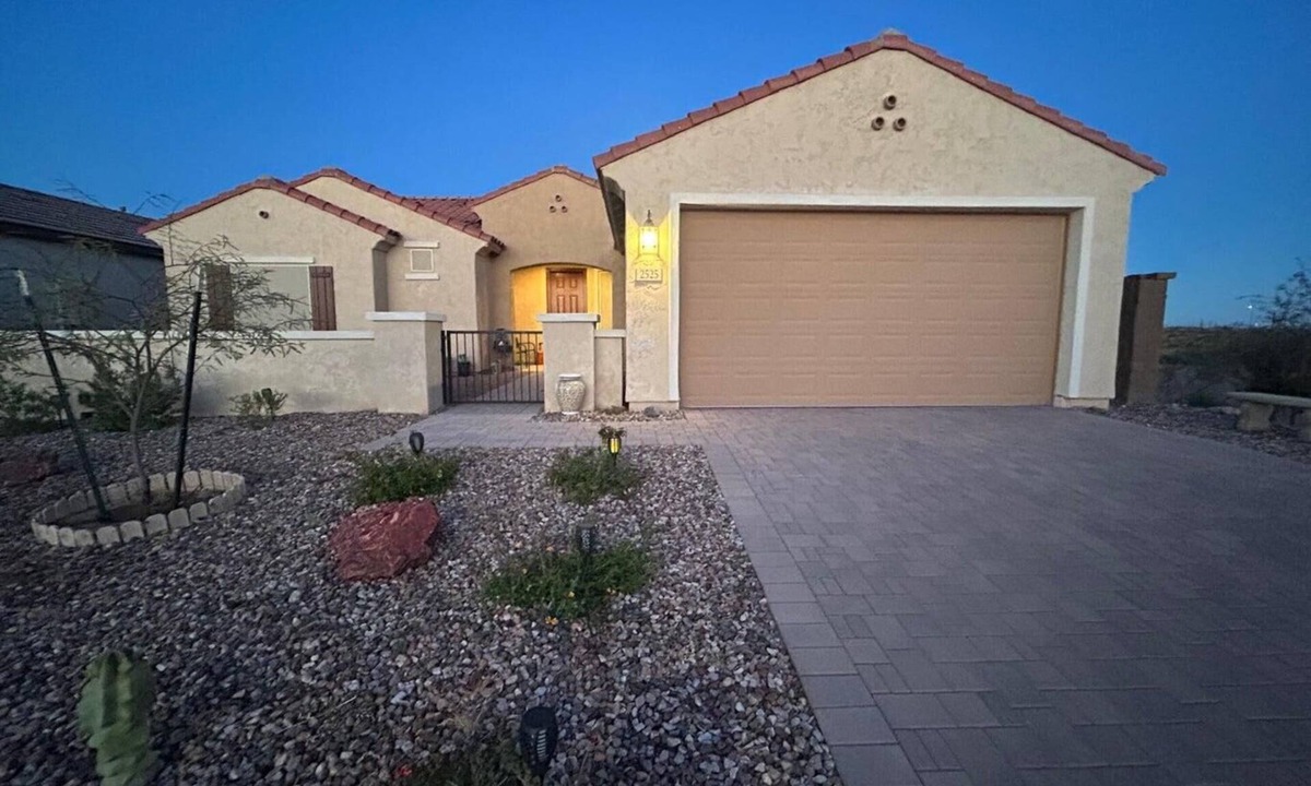 Anthem at Merrill Ranch House | Magical Desert Setting-Vacation, Corporate, Short-Term Rental 3-Queens