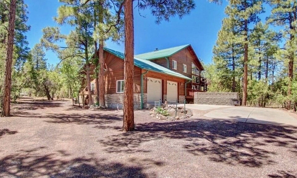 Sierra Pines Cabin | Majestic Mountain Getaway - Jenson's TreeHouse, a Spacious Cabin Retreat.