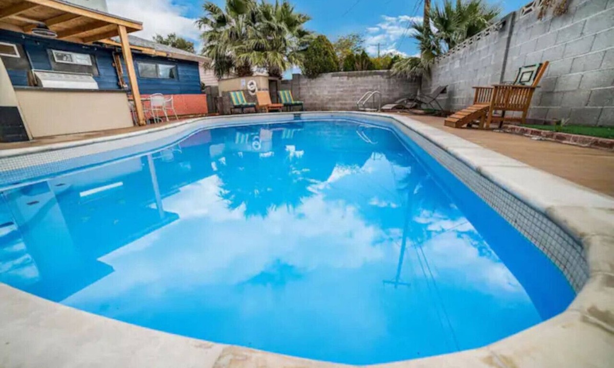 Las Vegas House | Massive 4 bedroom close to the strip!