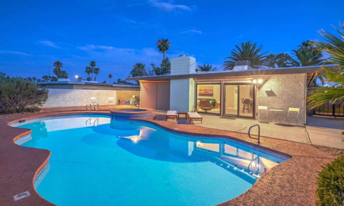 Las Vegas House | Mid Century Modern near STRIP w Pool King Suite