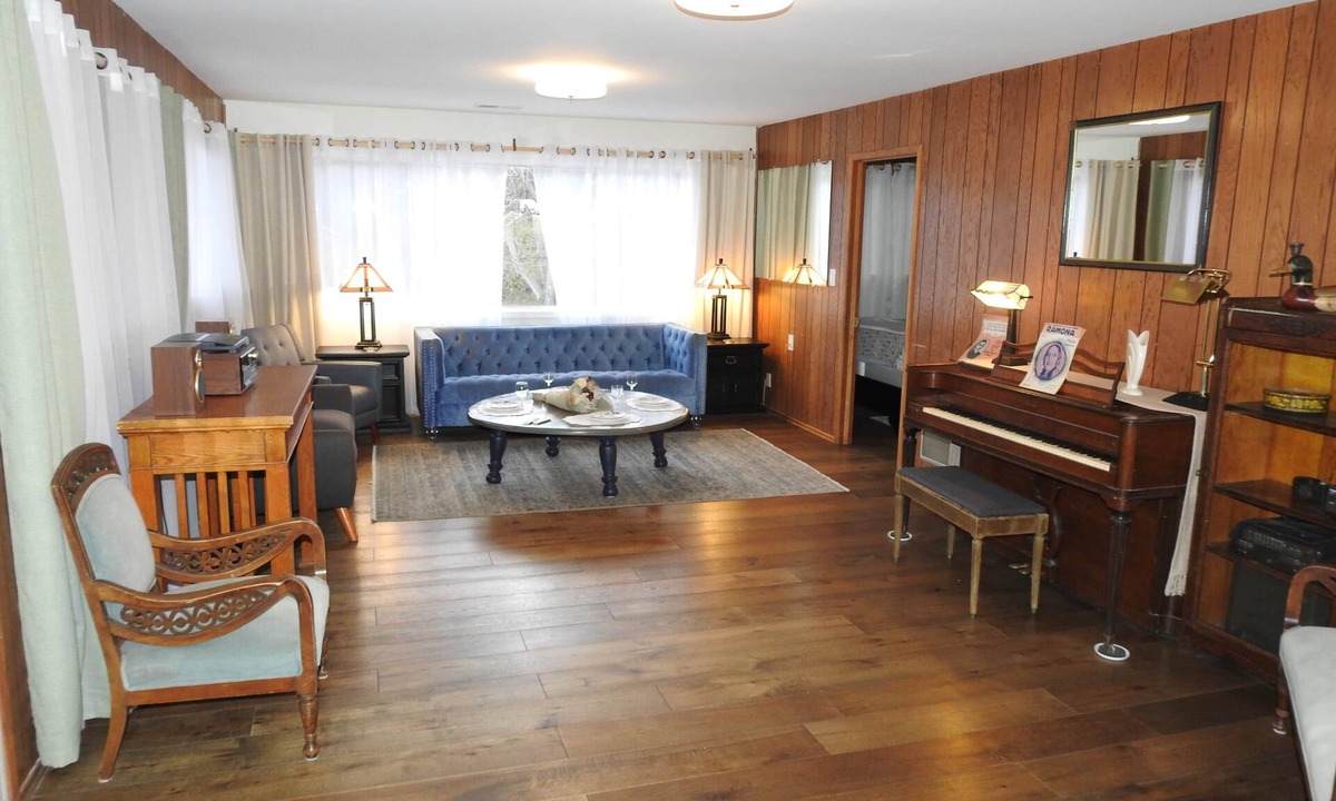 Julian House | Miners Choice 3 Bedroom on Main St TV WIFI Piano