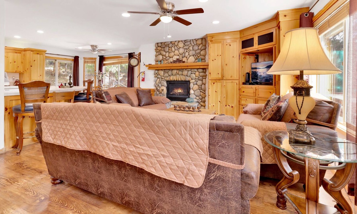 Upper Moonridge Cabin | Minton Pearl | Hot Tub | BBQ | Central Retreat Chalet