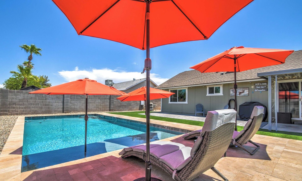 Gilbert House | Minutes Away to DT Gilbert! Country Cottage Feel Home With Pool & Work Sation