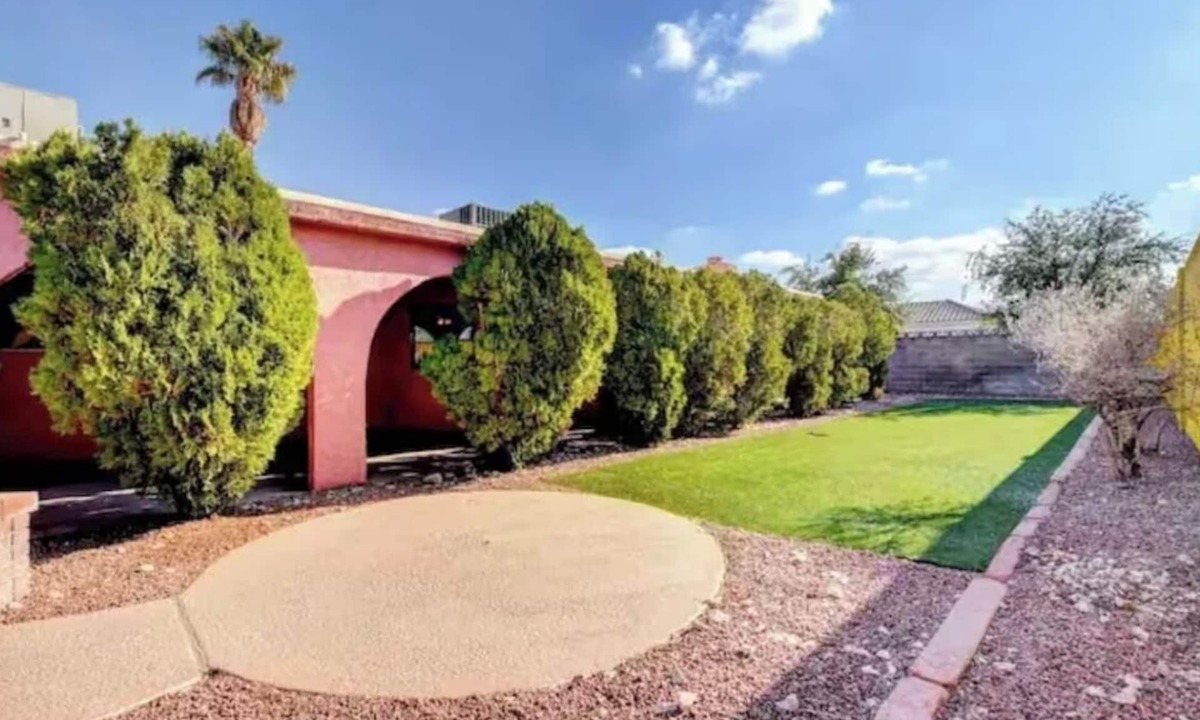 Spring Valley House | Minutes to Strip-swimming pool, golf, ping pong, pool table, games and more.