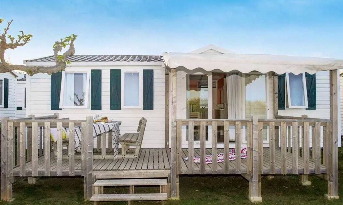 Angles House | Mobile Home | Classic | 2 Bedrooms | 4 Guests | Raised Deck