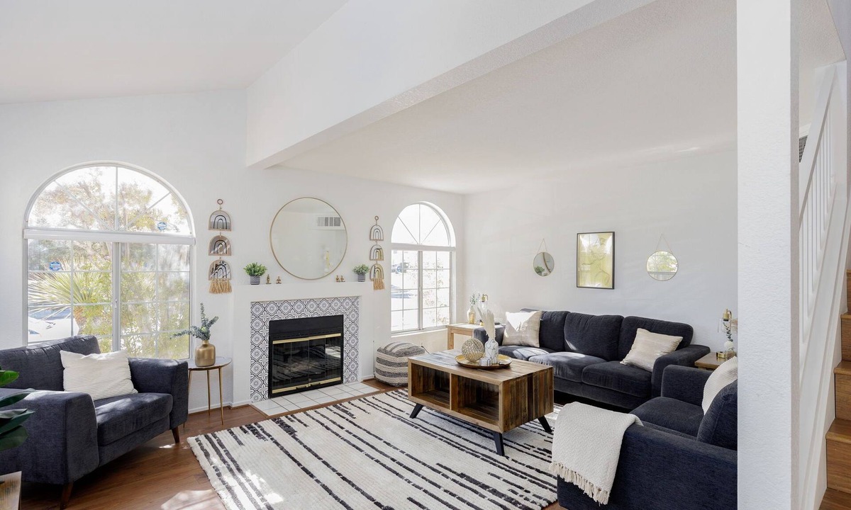 Spring Valley House | Modern 3 Bedroom Townhome by the Strip Sleeps 8