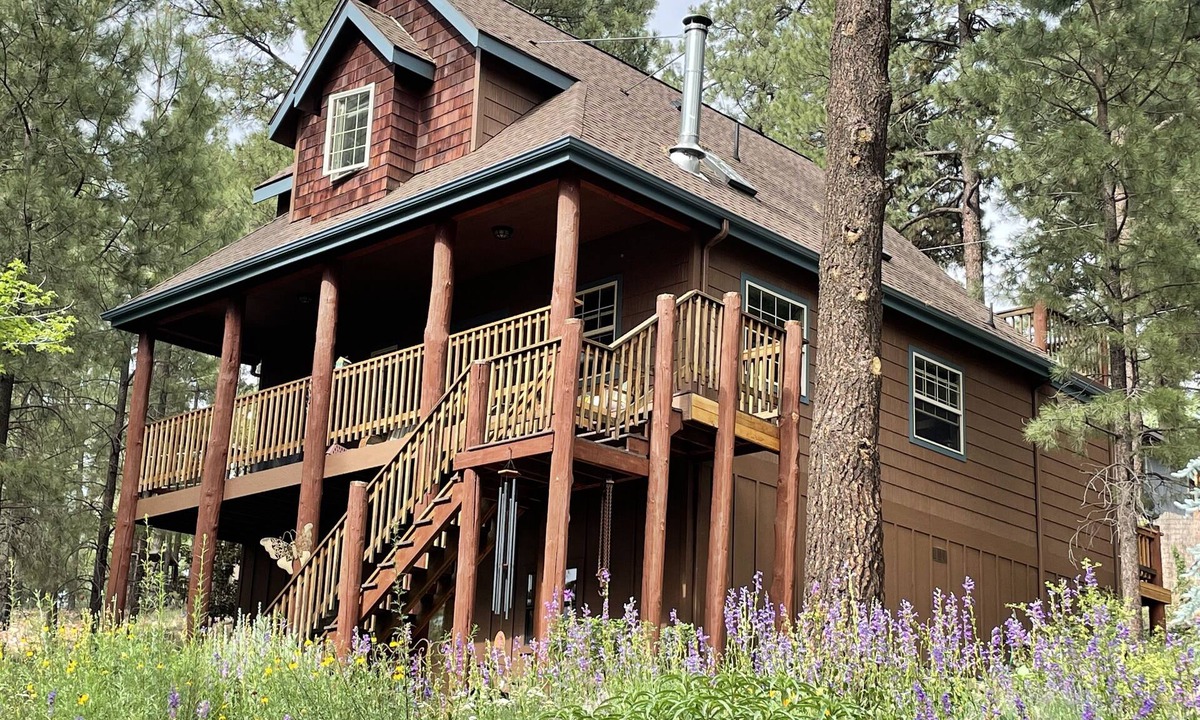 Mountainaire Cabin | Modern 3B/2BA Cabin, gameroom, Weber grill, EV Chargers & decks/patios