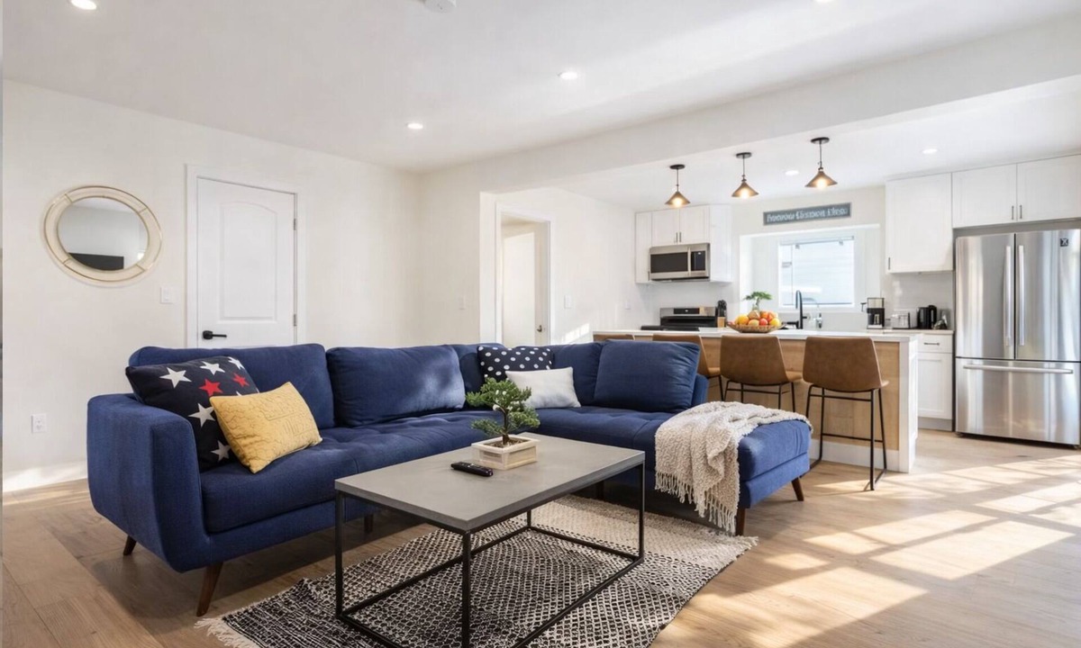 Downtown Los Angeles House | 🏡Modern 3BR home minutes from USC, Exposition Park, museums & stadiums. Bright, private space with 3 full bathrooms, fast Wi-Fi, gated parking, and a quiet residential setting—ideal for families, professionals, USC visitors, and long stays near LA.