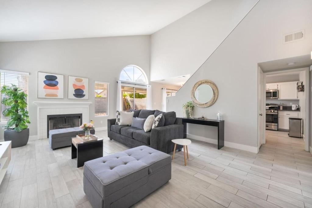 Paradise Valley Apartment | Modern 3BR Home Pets, 7 Min to Airport, Parking