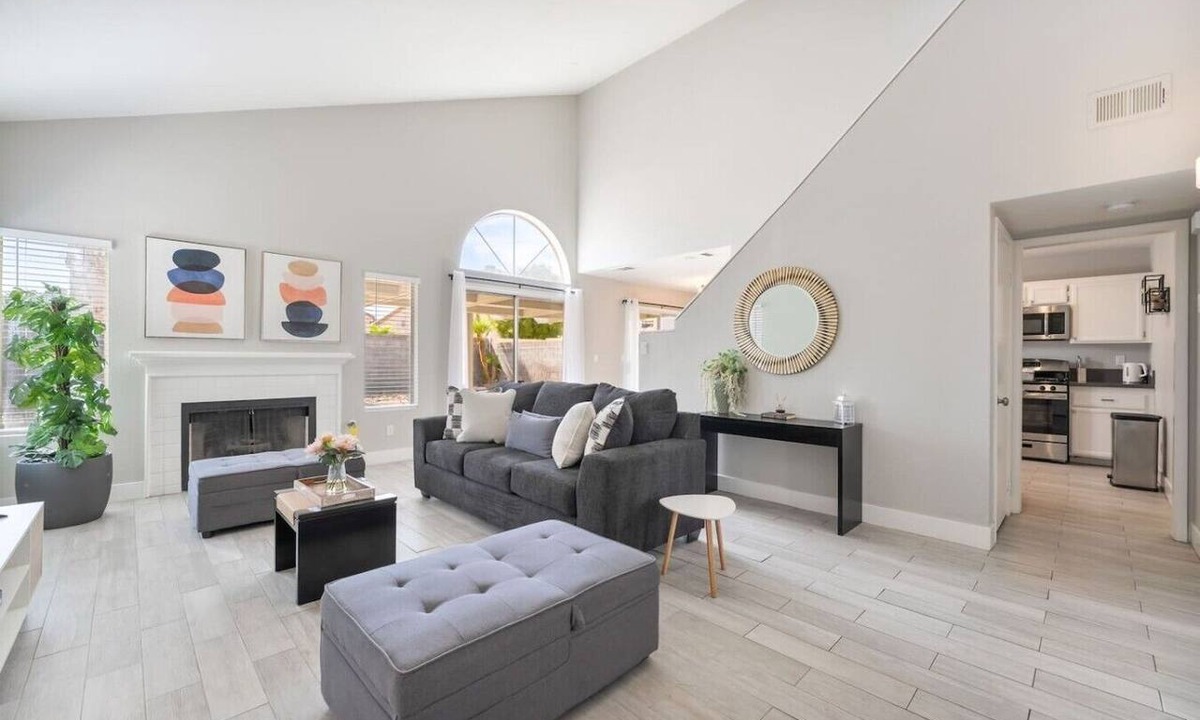 Paradise Valley House | Modern 3BR Home | Pets+7 Min to Airport+Parking