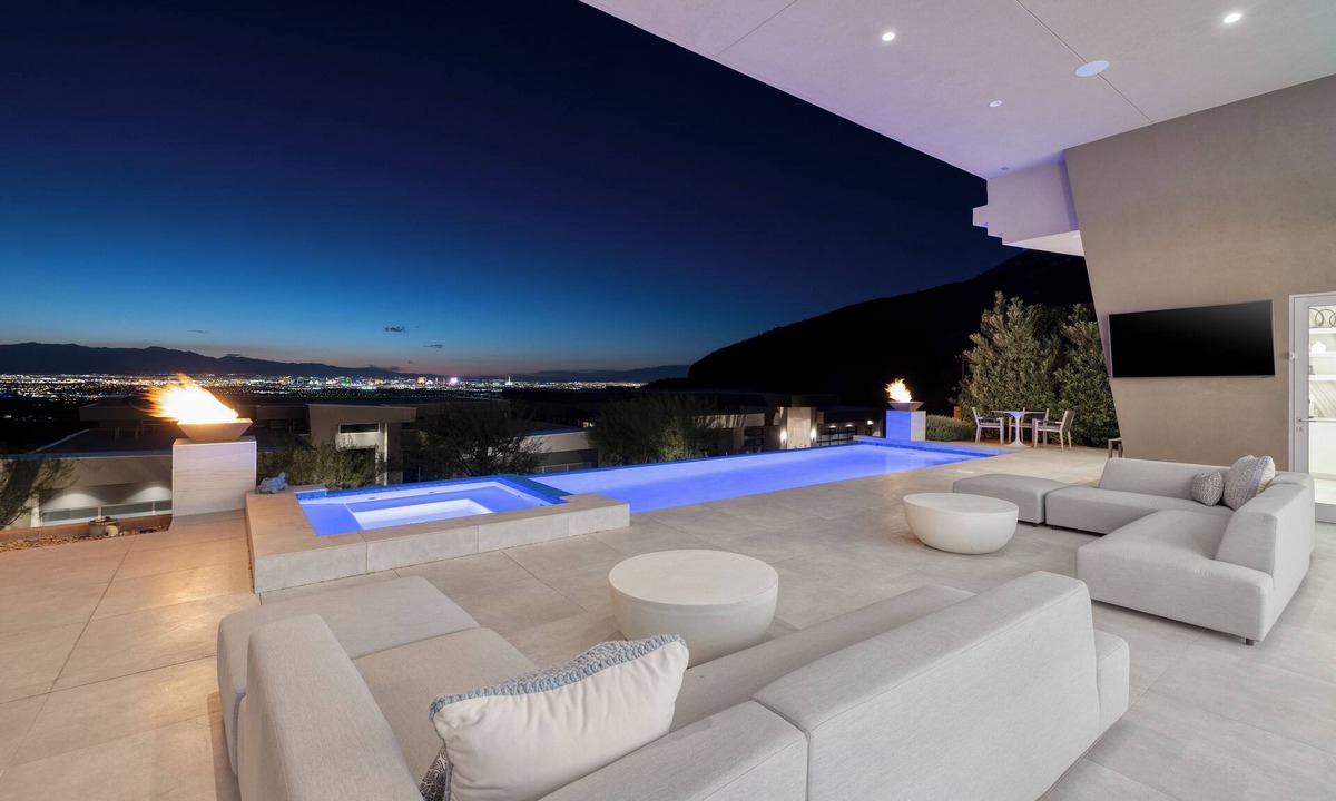 MacDonald Highlands House | Modern Elite Home 5M Macdonald Highland Pool