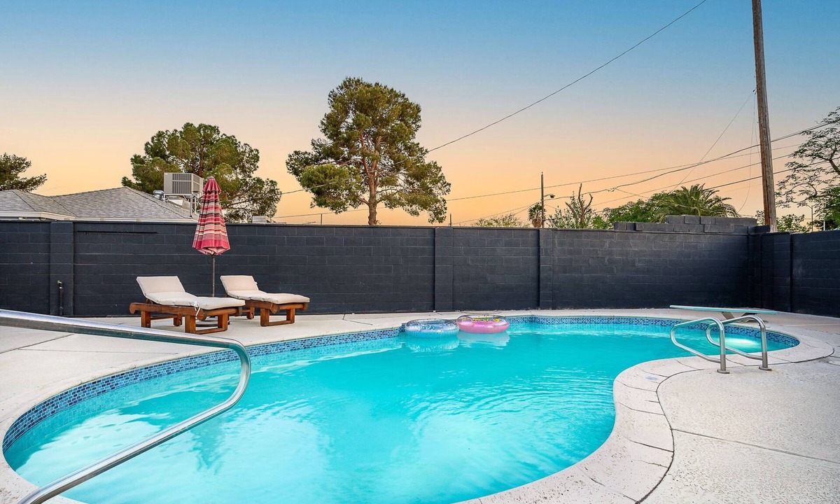 Rancho Oakey House | Modern EV charger 10 mins from Strip+Airport