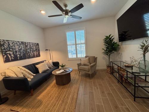 Visalia Apartment | Modern Guest Suite with Living Room and King Bed