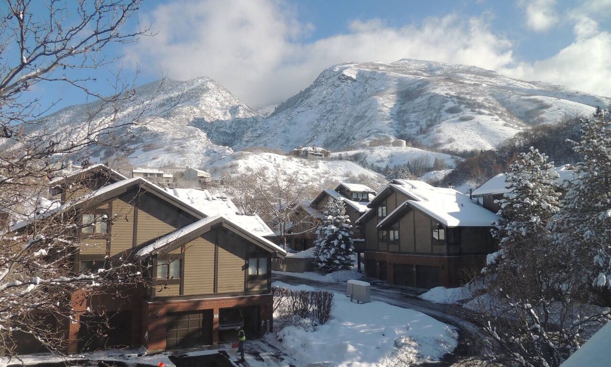 Cottonwood Heights Condo | Mountain Views! Walk to Restaurants and Coffee - Great New Hot Tub