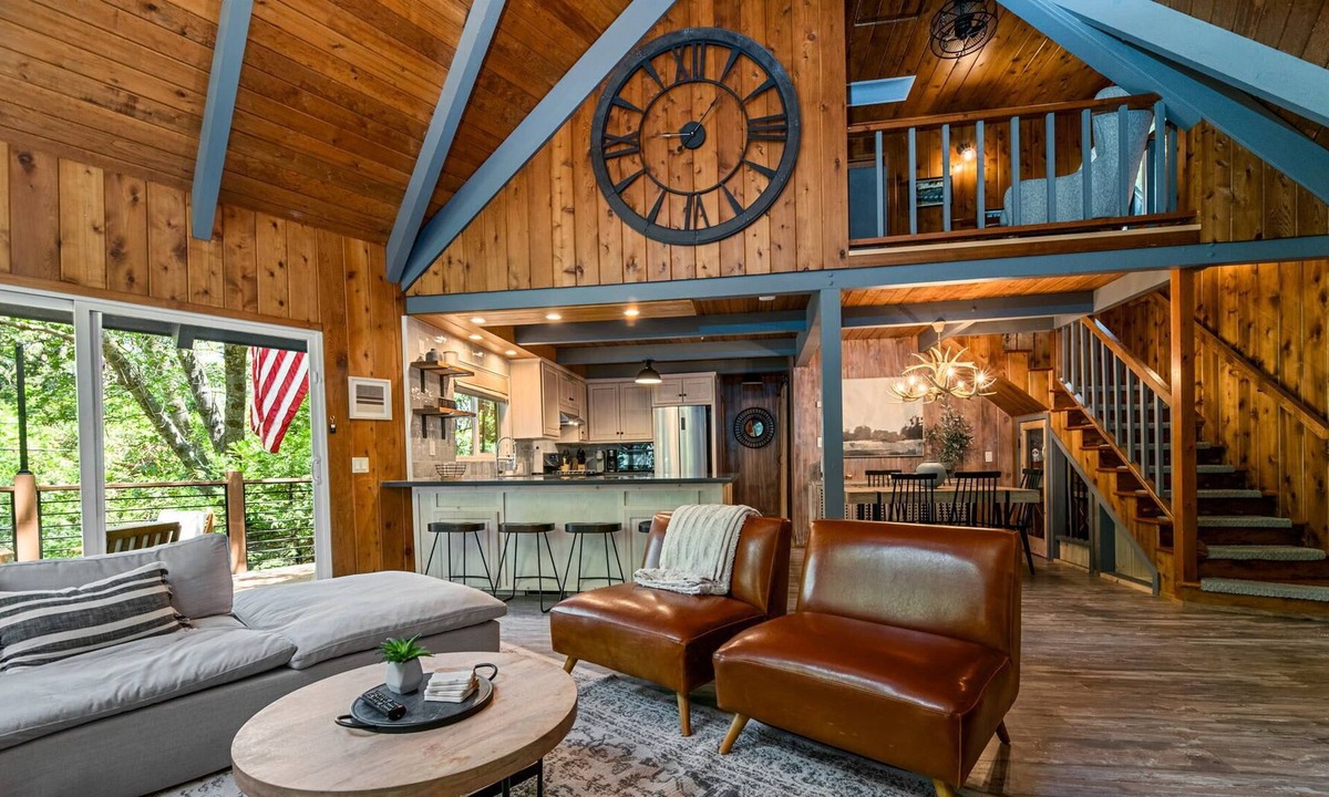 Blue Jay House | Mountainside Cabin w/ Deck | Walk to Lake