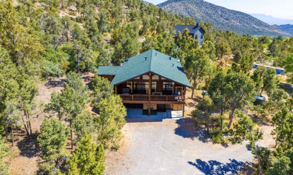 Mount Charleston Cabin | Mt. Charleston Spacious 4BR Log Cabin WiFi - Near Las Vegas