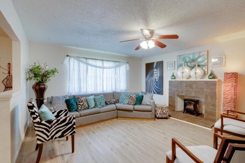 Roosevelt House | Near Airport & Dtwn: Breezy Fresno Home!