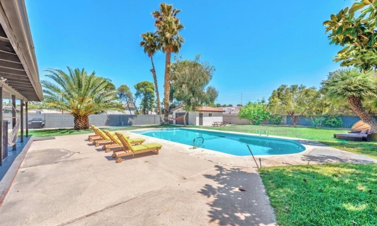 Paradise Villa | Near convention center! Central 5bedroom 3bathroom 2maters BIG POOL & HUGE YARD!