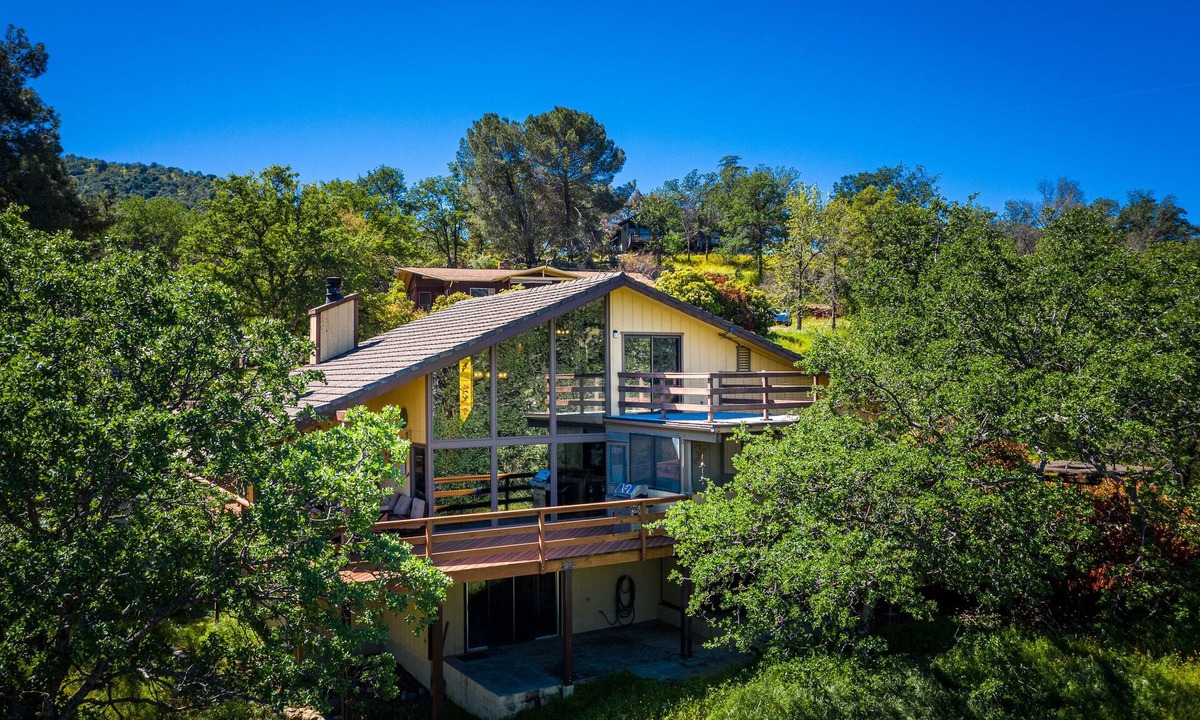 Three Rivers House | Nested near the Sequoia National Park, the Mountain Top home offers great views