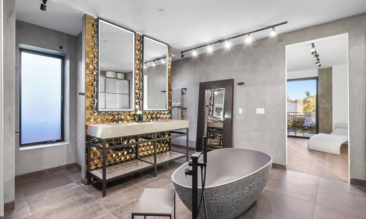 Eastside House | NEW & LUX Concrete Home: Minutes from the Beach +Garage