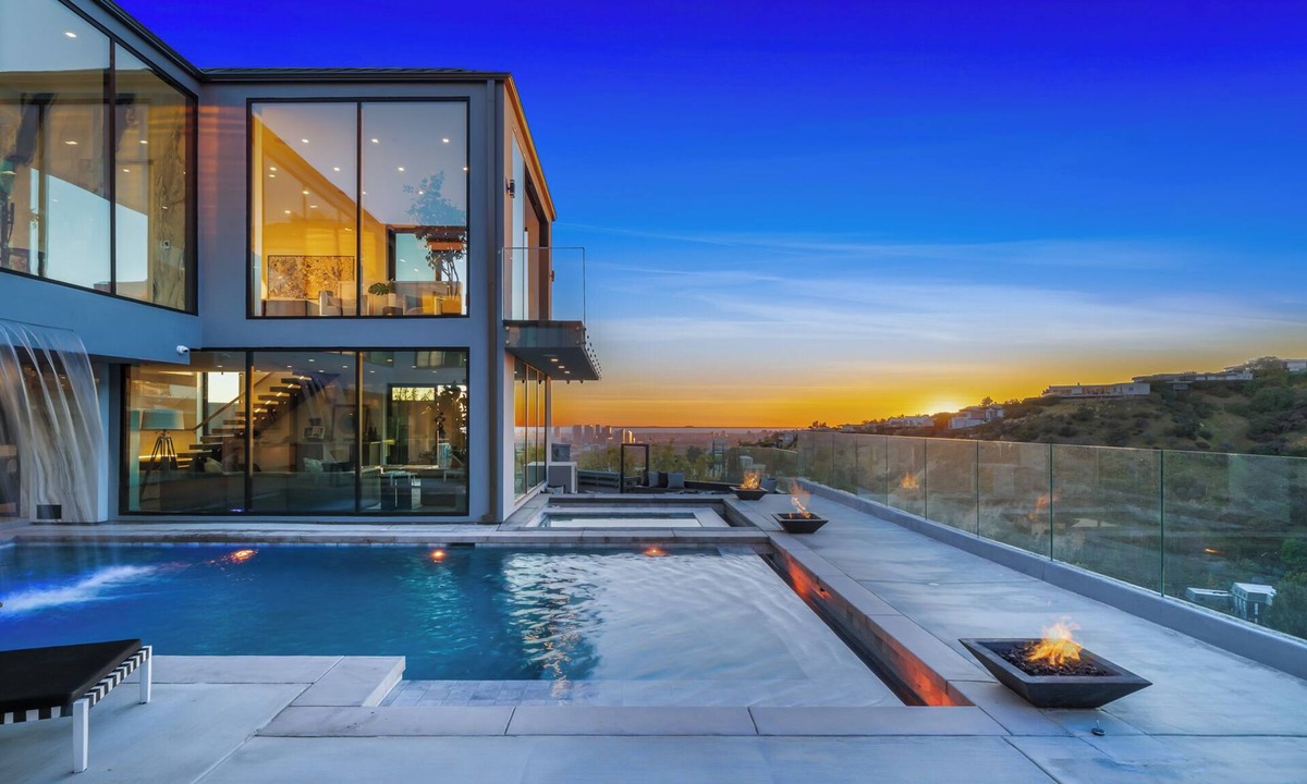Hollywood Hills West Villa | New Modern Sunset Strip 5Bd Jetliner View Villa