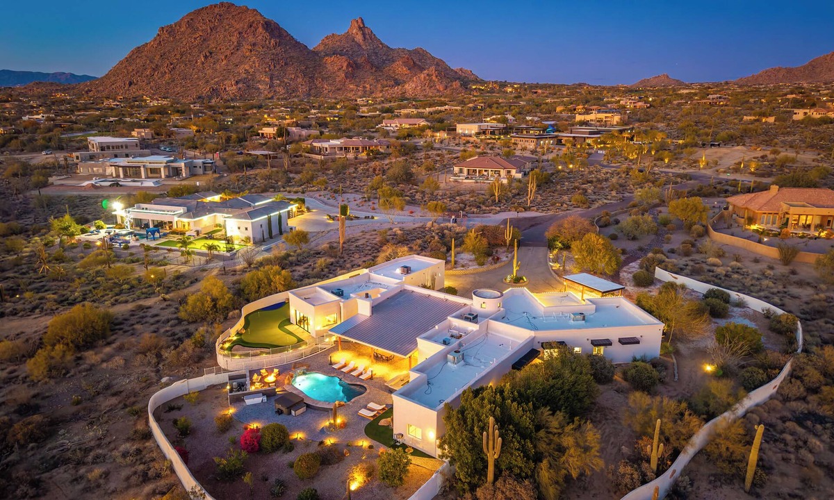 North Scottsdale House | NEW SWSS 8BR Desert‑Modern Estate | Pool, Hot Tub, Golf Simulator, Cold Plunge, Putting Green