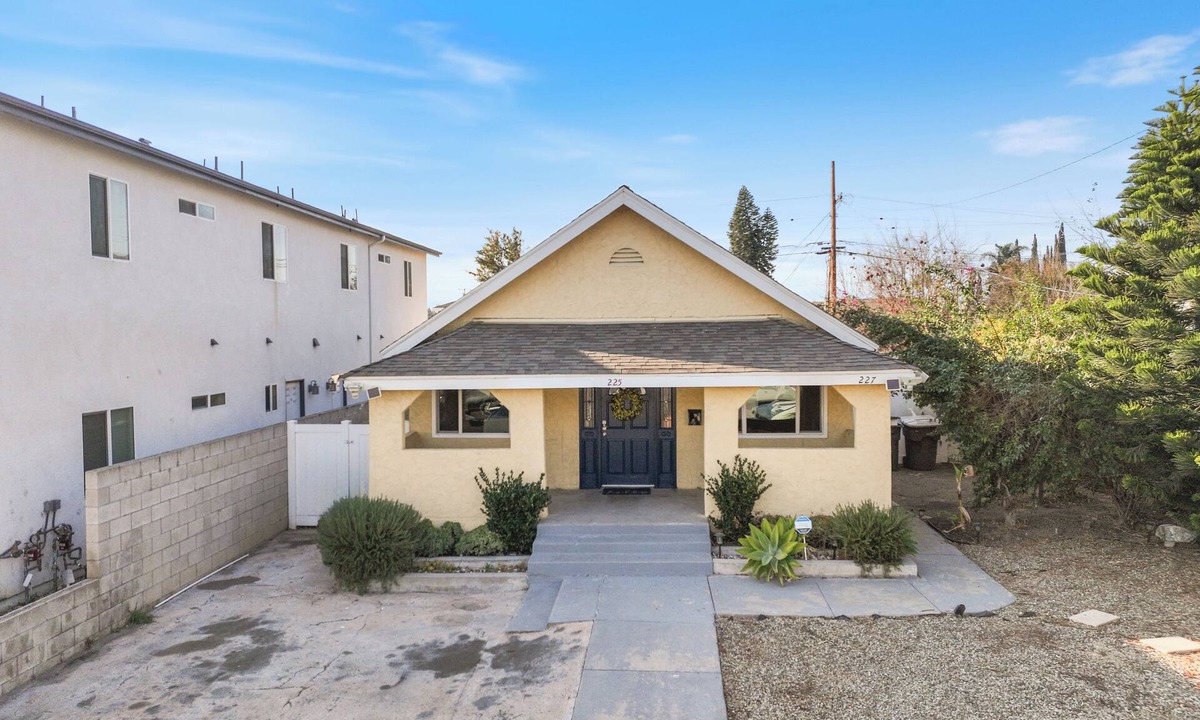 Placentia House | Newly Remodeled Chic 2BR Home -Wifi, Smart TV, Kitchen & Parking near Disneyland