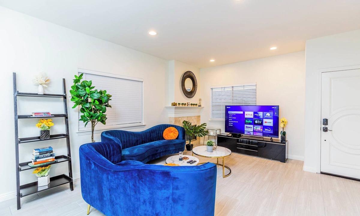 East Pasadena House | Newly Remodeled Retreat | 2 Suites + Workspace