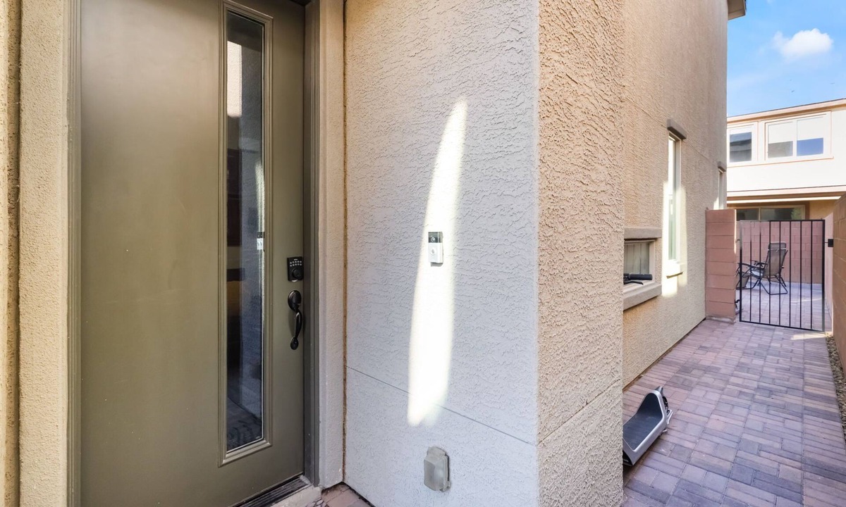 Rhodes Ranch House | Nicely decorated home with 5 bedrooms and 4 baths. Two en-suite baths!