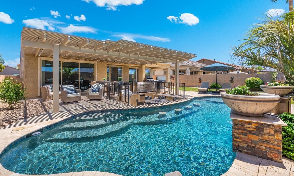 Palm Valley House | No Fee Heated pool & Spa gorgeous House.