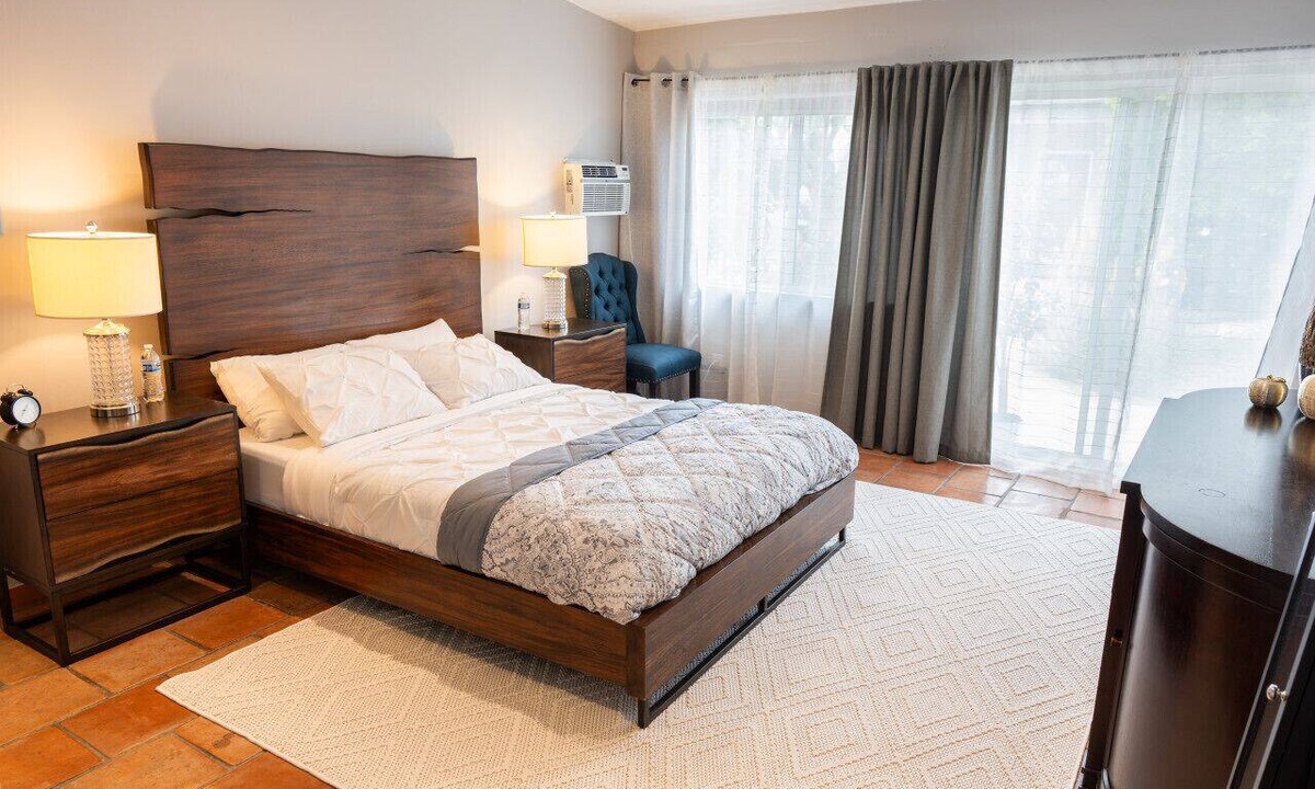 NoHo Arts District House | NOHO SERENITY: MODERN 3BR *HOUSE* w/PARKING, YARD & OUTDOOR SEATING p15