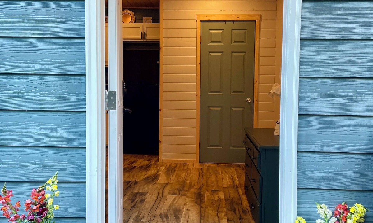 Woods Creek House | Not So Tiny House with WiFi in charming Monroe