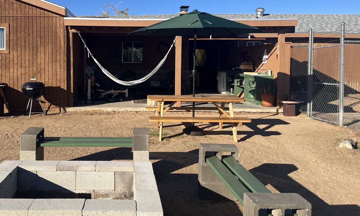 Yucca Valley House | One bedroom semi-detached guest room in Yucca Valley home with outdoor kitchen