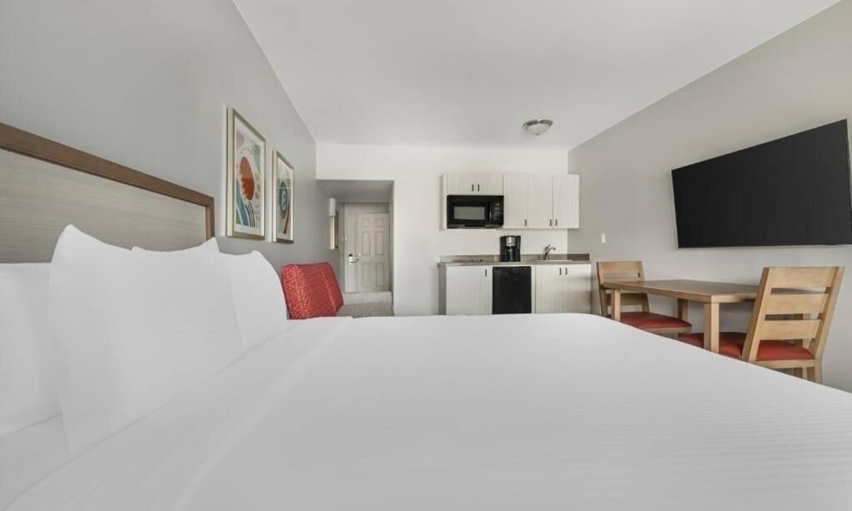 Canyon Corridor Hotel | Palm Springs Villa w/Pools, Spa, Hot Tub & Relaxing Mountain Views l 2 Rooms