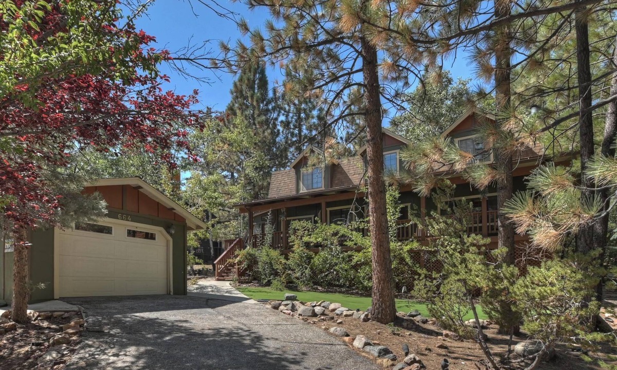 Summit Estates Cabin | Peace Out by Destination Big Bear : Remarkable Dutch Gambrel Only 2 Blocks from Snow Summit! Foosball!